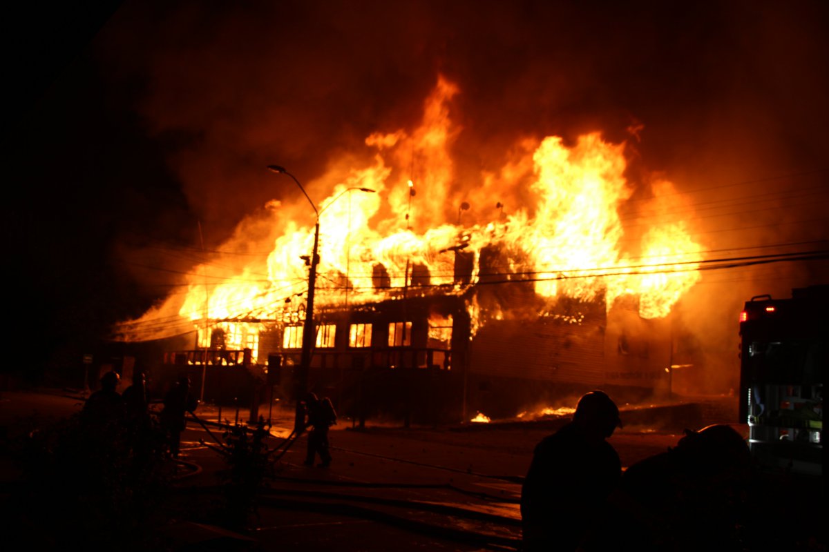 Estas son algunas de las imágenes que dejó el ataque incendiario a la Municipalidad de Panguipulli y otras oficinas, tras manifestaciones por la muerte de un malabarista a manos de Carabineros en el centro de la ciudad.  