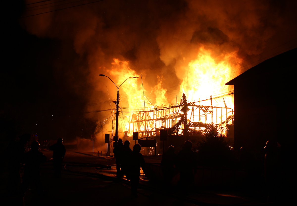 Estas son algunas de las imágenes que dejó el ataque incendiario a la Municipalidad de Panguipulli y otras oficinas, tras manifestaciones por la muerte de un malabarista a manos de Carabineros en el centro de la ciudad.  