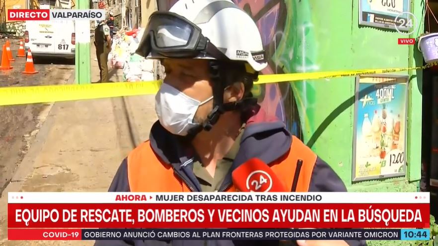 Equipo de rescate, bomberos y vecinos ayudan en la búsqueda de mujer desaparecida tras incendio en Valparaíso.