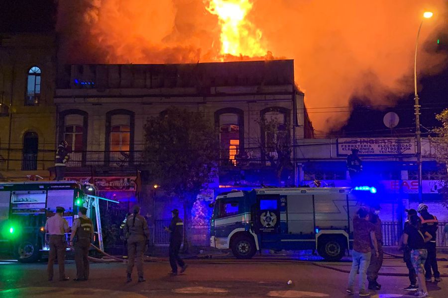 Firefighters warned of the risk of collapse: at least ten commercial premises were affected by a raging fire in the center of Valparaíso