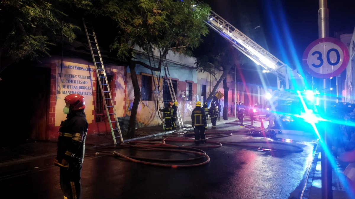 (07:24) se mantiene tránsito restringido en Av. Libertad entre Compañía y Rosas debido a procedimiento de bomberos por incendio controlado en Pasaje Saturnino registrado en la madrugada. Opte alternativa Santiago