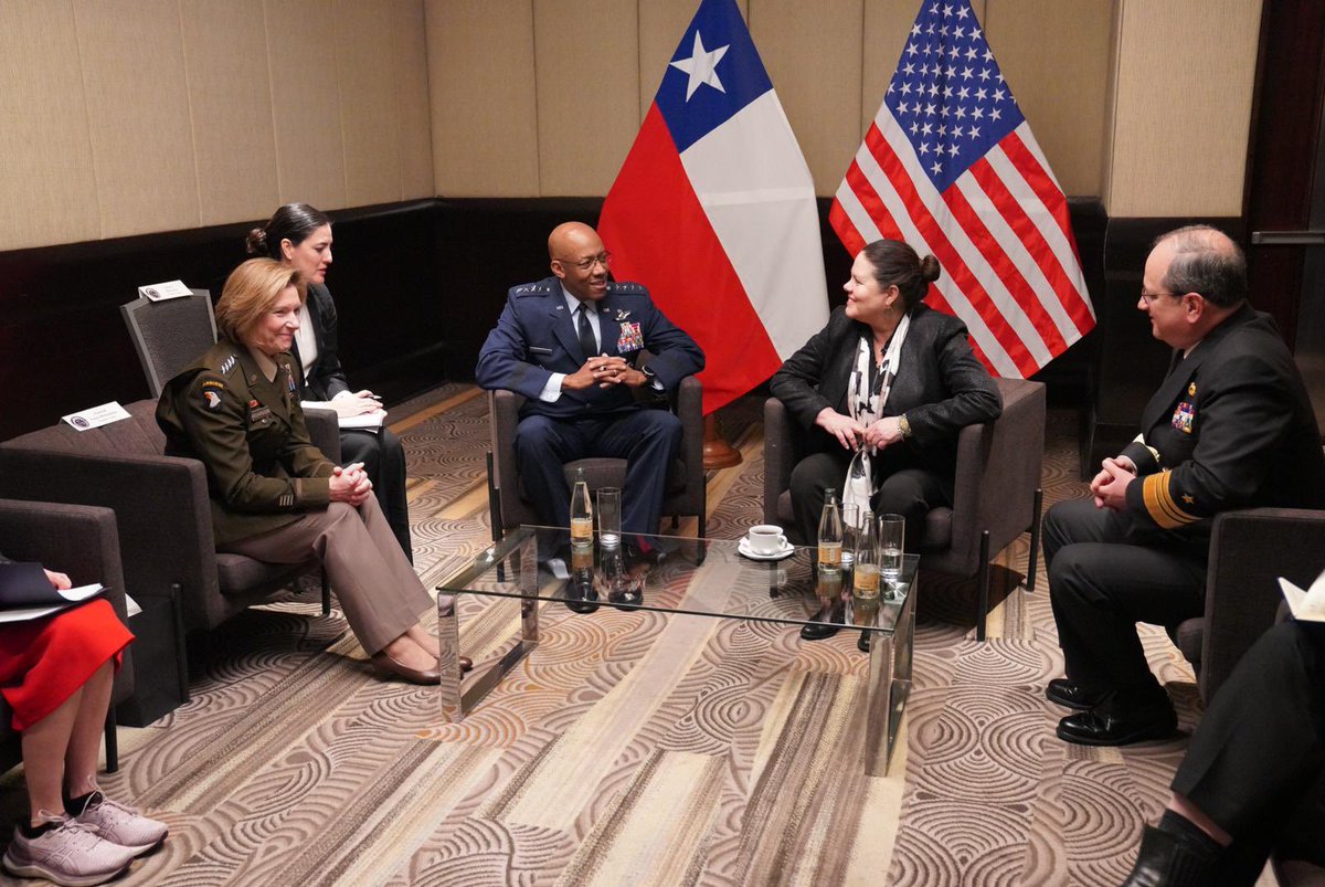 Aujourd'hui à Santiago, le chef d'état-major interarmées @GenCQBrownJr et le commandant du SOUTHCOM, le général Laura Richardson, ont rencontré le ministre chilien de la Défense @Mayafernandeza pour discuter de la poursuite de la coopération bilatérale en matière de sécurité